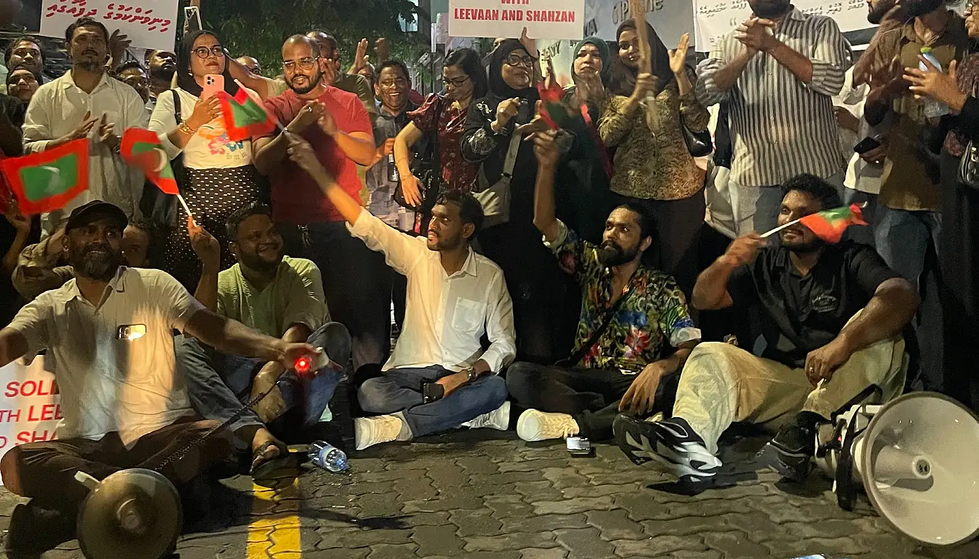 އިހުތިޖާޖުން ހައްޔަރުކުރި ލޫކަސް ހިމެނޭހެން ތިން މީހަކު ބަންދަށް، ބާކީ އެންމެން ދޫކޮށްލައިފި