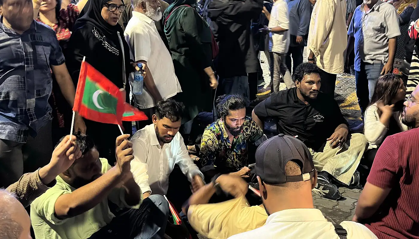 މުއިއްޒުގެ ސަރުކާރުން ރޭ ބަންދު ކުރި ސިޔާސީ ހައްޔަރީން ދޫކޮށްލައިފި