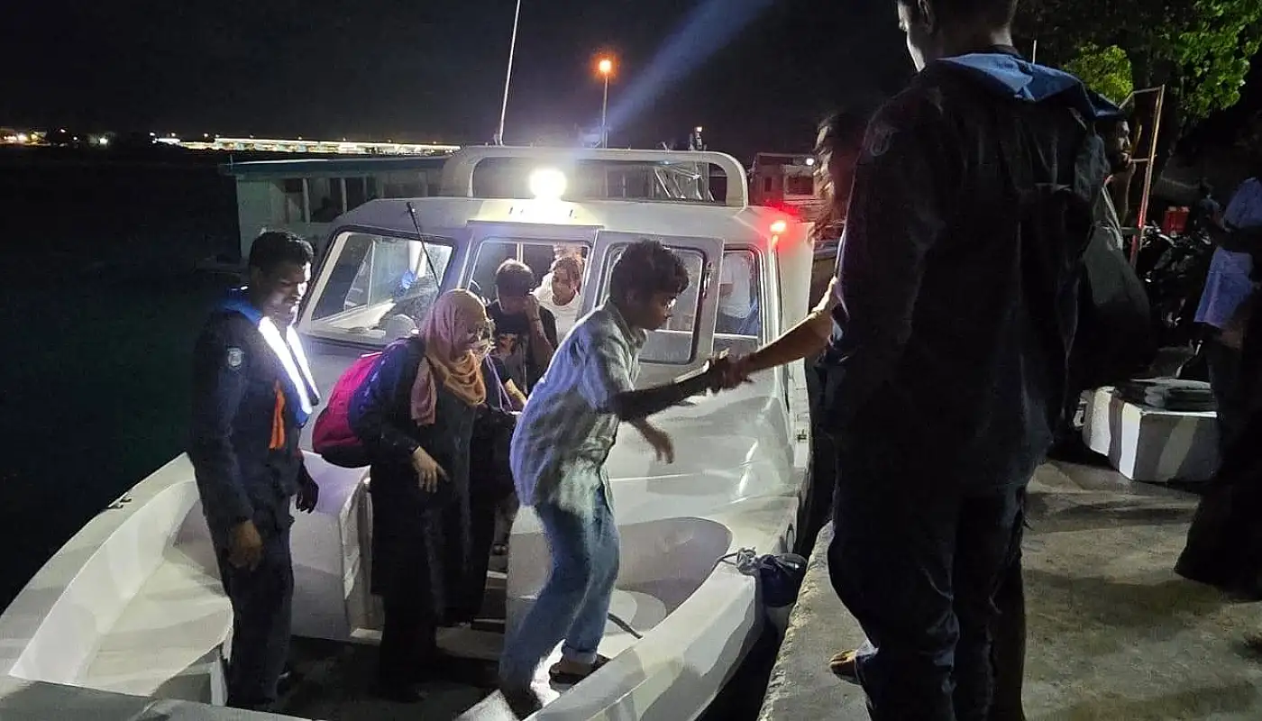 މާލެއިން ތޮއްޑުއަށް ދަތުރުކުރި ލޯންޗެއް ދިޔަވެ، އޭގައި ތިބި 25 މީހުން ސަލާމަތްކޮށްފި