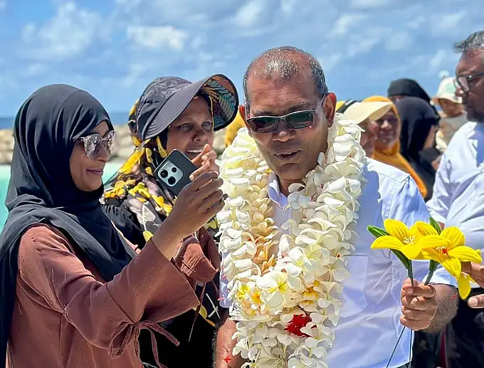 ނަޝީދު މިހާރު ވެސް އެ ހުންނެވީ ކޮޅު ނަންގަވައިގެން، ދެނޯ؟